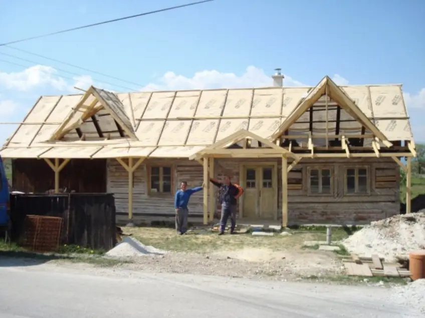 Drevenica počas rekonštrukcie, keď zostal len krov a obvodové trámy